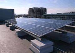 陸屋根に設置された太陽光発電パネル