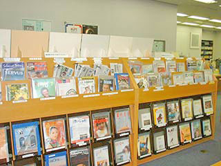 雑誌コーナー展示棚に、各国の雑誌が40冊程度並んでいます。