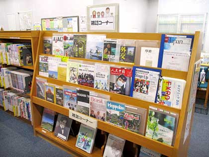 雑誌コーナー展示棚に、各国の雑誌が40冊程度並んでいます。